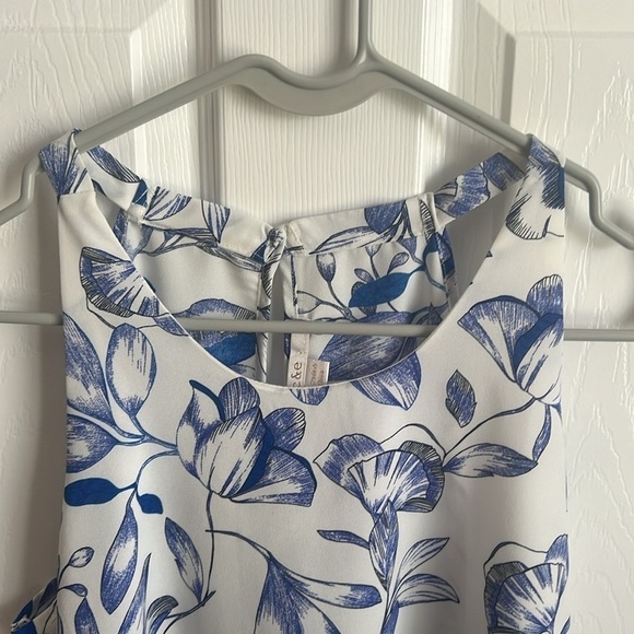 C & E Floral Print Sleeveless Blouse White Blue Tank Top Casual Size Medium - Picture 2 of 9